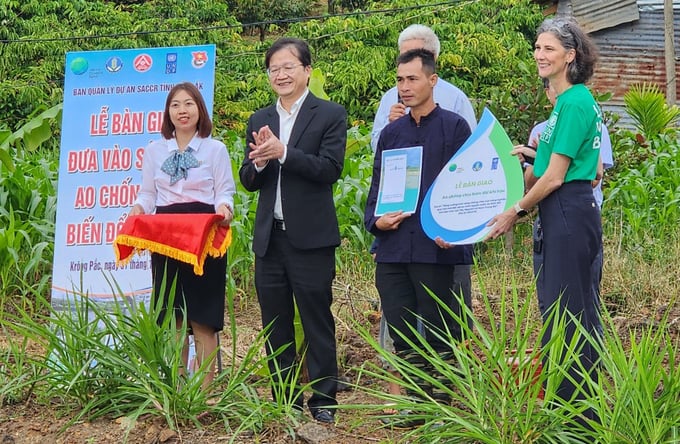 Leaders of the Department of Agriculture and Rural Development of Dak Lak province and Ms. Ramla Khalidi, UNDP Representative in Vietnam, handed over the climate change resilient pond to Mr. Le Van Thang. Photo: Quang Yen.