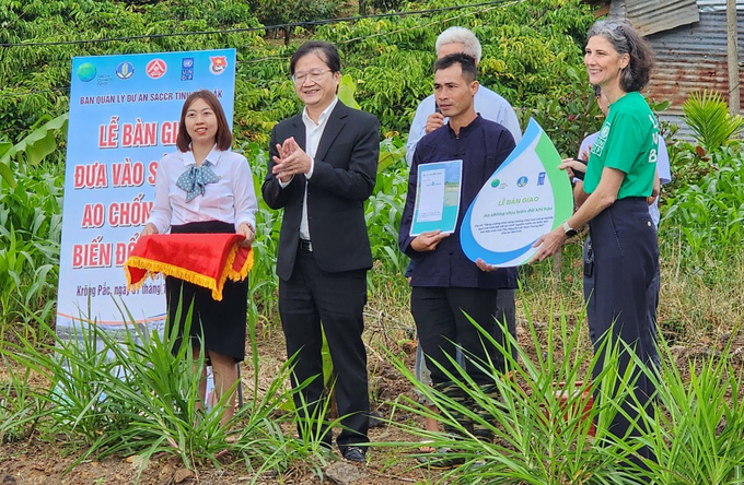 Lãnh đạo Sở NN-PTNT tỉnh Đắk Lắk và bà Ramla Khalidi, Trưởng đại diện UNDP tại Việt Nam bàn giao ao chống biến đổi khí hậu cho ông Lê Văn Thắng. Ảnh: Quang Yên.