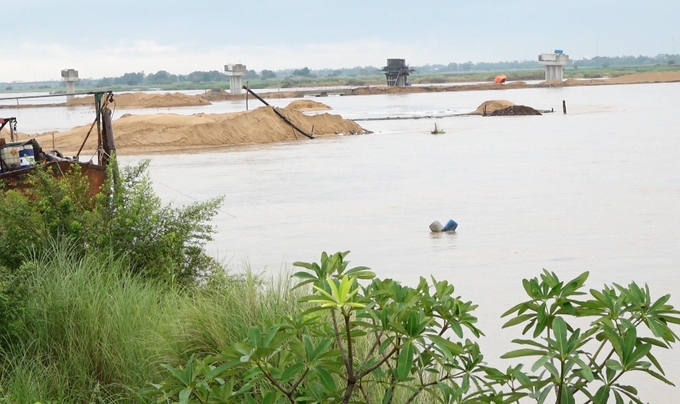 Tổng Công ty Xây dựng số 1 - CTCP hoạt động khai thác tại mỏ cát sông Đà Rằng. Ảnh: KS.