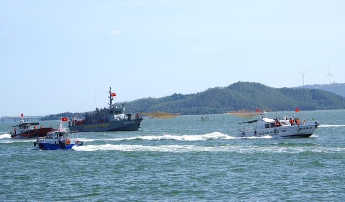Currently, Border Guard Squadron 2 has maintained a standing force of 2 ships, 2 canoes and 20 officers and soldiers ready to support, ensuring the safety of fishing vessels of Binh Dinh fishermen during the stormy season. Photo: V.D.T.