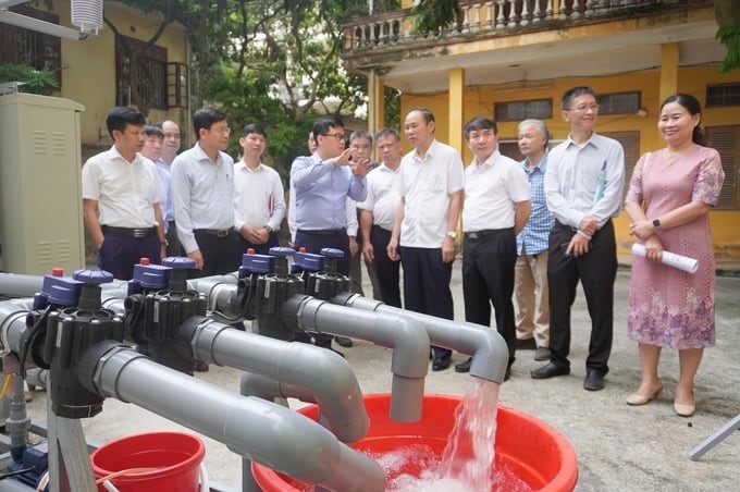 Representatives of IWE introduced the automatic irrigation and fertilization system. Photo: Hong Tham.