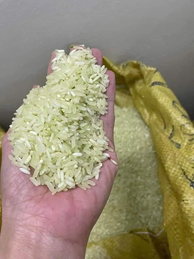 Loại gạo Séng Cù được bán trên mạng xã hội là loại gạo đã được phối trộn màu, có thể từ bột lá nếp. Ảnh: T.L.