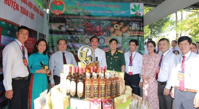 Leaders of Dong Nai province visit OCOP product booths on the sidelines of the 2023 Dong Nai Provincial Farmers' Association Congress. Photo: Tran Trung.