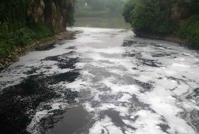 Cau Bay River water flows into the Bac Hung Hai River system through Xuan Thuy sewer (Kiao Ky commune, Gia Lam district, Hanoi) causing pollution, the water is black and white foaming. Photo: Minh Phuc.