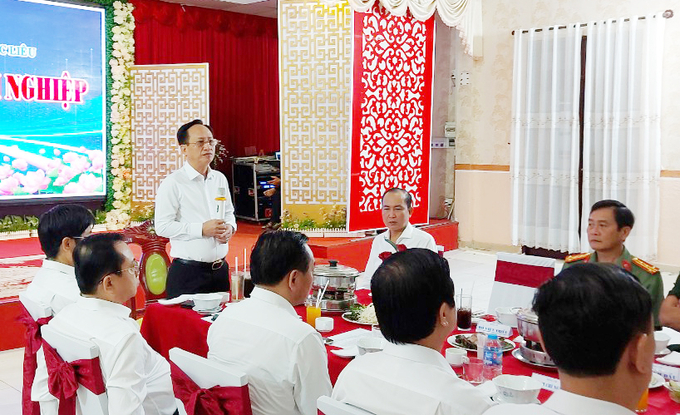 Mr. Pham Van Thieu, Chairman of Bac Lieu Provincial People's Committee, discussing with local businesses. Photo: Trong Linh.