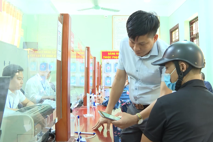 Xã Quảng Minh đã thực hiện chi trả lương, trợ cấp cho 100% cán bộ công chức từ xã đến thôn và gần 700 người có công, người khuyết tật.