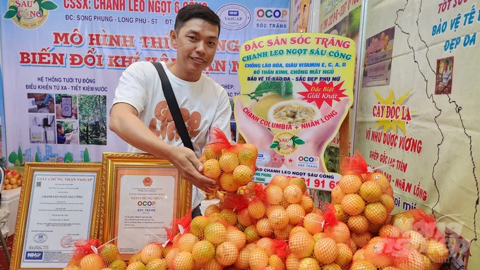 Mr Nguyen Huu Cong's son introduces the family's passion fruit products at fairs and trade promotion programs, introduction channels, promoting and consuming passion fruit products are quite good. Photo: Kim Anh.