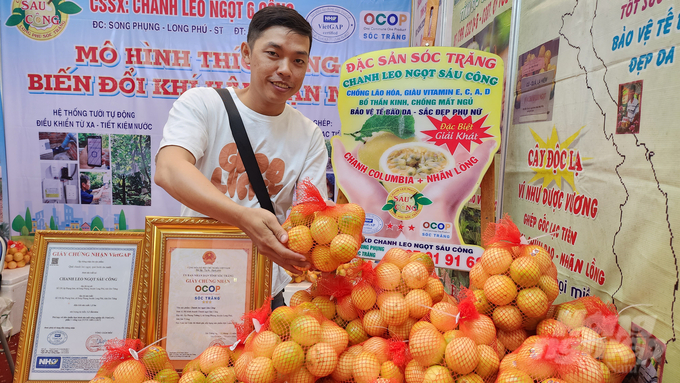 Con trai ông Nguyễn Hữu Công giới thiệu sản phẩm chanh leo của gia đình tại các chương trình hội chợ, xúc tiến thương mại, kênh giới thiệu, quảng bá và tiêu thụ sản phẩm chanh leo khá tốt. Ảnh: Kim Anh.