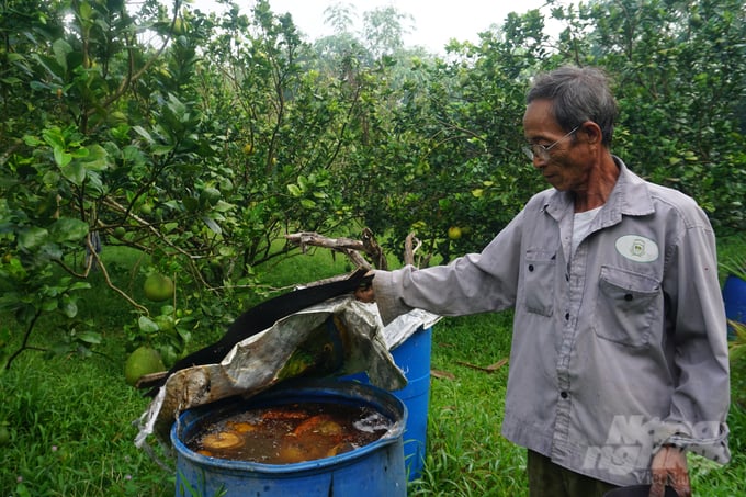 Elderly farmer Nguyen Van Tam introducing a barrel of biological product for pest and disease control, which was produced according to the formula provided by the Medifood.IO consulting group. Photo: Hong Thuy.