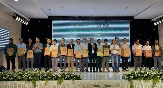 Honoring 15 exemplary farming households in the coffee production partnership with Vinh Hiep Company. Photo: Dang Lam.