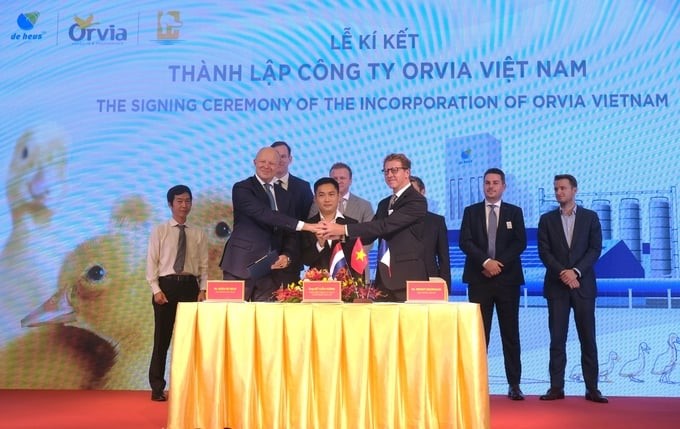 The signing ceremony of the incorporation of Orvia Vietnam Company between De Heus Group (Netherlands), Orvia Group (France), and Lan Chi Livestock Company.