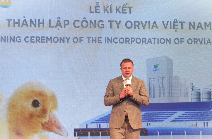 Mr. Johan van den Ban, CEO of De Heus Vietnam and General Director of Orvia Vietnam, emphasized: 'De Heus, Orvia Group, and Lan Chi are joining forces to bring Europe’s leading sources of duck breeds, technology, and farming secrets to Vietnam'.