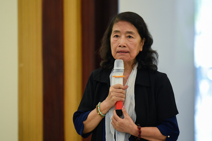 Dr. Ngo Kieu Oanh gives feedback on the project's draft. Photo: Quynh Chi.