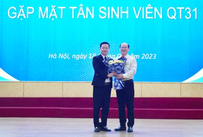 CEO Tony Vũ - Nhà sáng lập nền tảng tuyển dụng job3s.vn (bìa trái) được Tiến sĩ Hà Văn Sỹ, Trưởng khoa Quản trị kinh doanh - Đại học Công đoàn tặng hoa chào đón đến tham dự với vai trò là diễn giả khách mời đặc biệt.