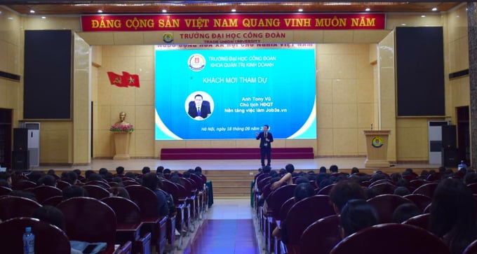 CEO Tony Vũ - Nhà sáng lập nền tảng tuyển dụng job3s.vn làm diễn giả khách mời đặc biệt đang chia sẻ với tân sinh viên QT31 - Đại học Công đoàn.