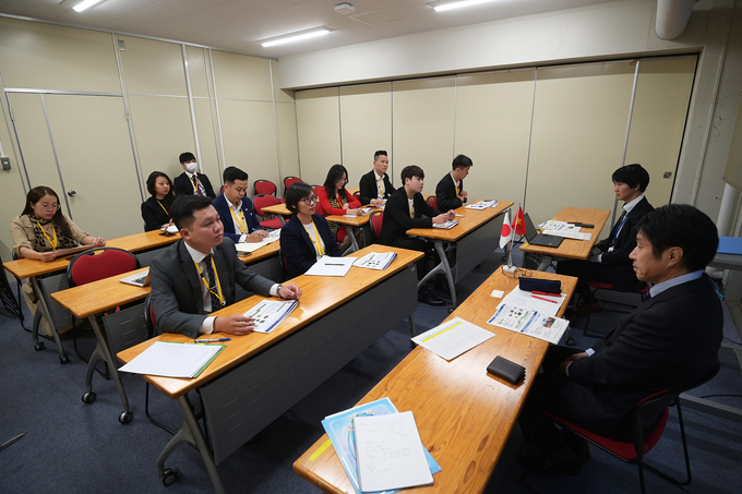 Đoàn công tác Bộ NN-PTNT làm việc với Tổng cục Phát triển nông thôn, Bộ Nông lâm ngư nghiệp Nhật Bản sáng 8/11. Ảnh: Tùng Đinh.