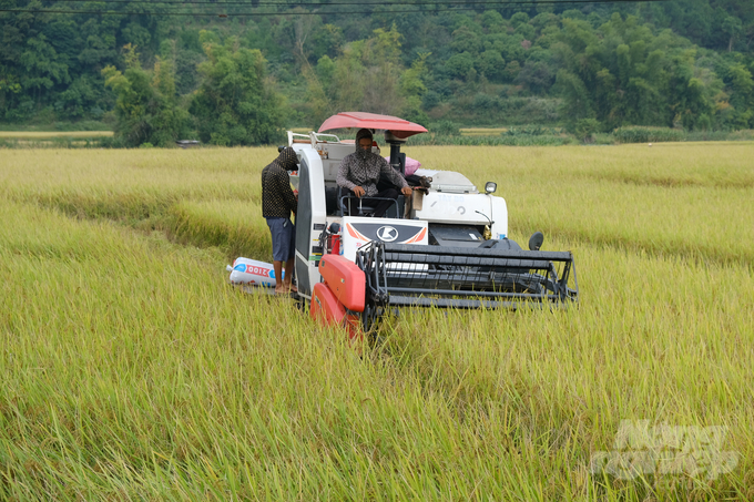 Cơ giới hóa trong sản xuất nông nghiệp ở vùng biên xứ Lạng. Ảnh: Kiên Trung.