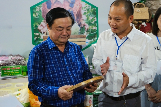 Bộ trưởng Lê Minh Hoan đánh giá, các làng nghề có tiềm năng và dư địa lớn để phát triển xuất khẩu. Ảnh: Bảo Thắng.