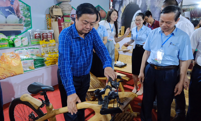 Bộ trưởng Lê Minh Hoan trải nghiệm một sản phẩm thủ công mỹ nghệ. Ảnh: Bảo Thắng.