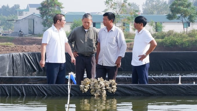 Lãnh đạo ngành thủy sản Ninh Bình trao đổi với hộ nông dân. Ảnh: Huy Bình.