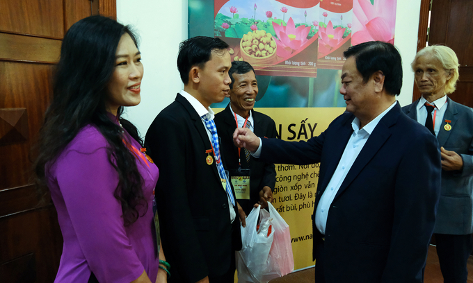 Minister Le Minh Hoan discussed with artisans before the talkshow. Photo: Bao Thang.