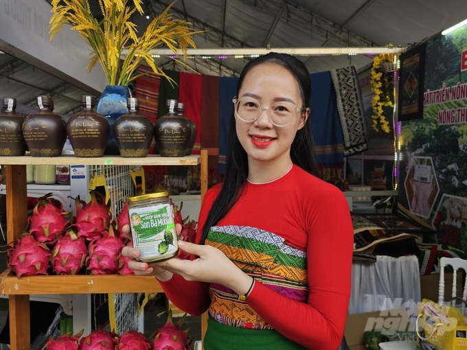 Agricultural products of Ba Thuoc district participate in the agricultural exhibition.