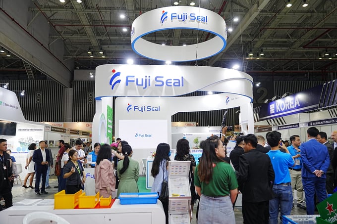 The exhibition brings together many advanced packaging technologies from more than 30 countries and territories. Photo: Hong Thuy.