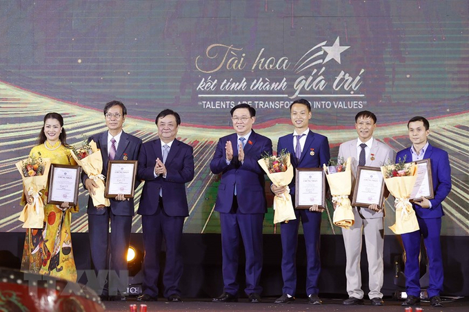 Chủ tịch Quốc hội Vương Đình Huệ và Bộ trưởng Bộ NN-PTNT Lê Minh Hoan trao giải A cho các nghệ nhân tham dự Festival. Ảnh: Doãn Tấn/TTXVN.