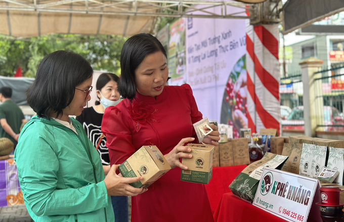 Các đại biểu tìm hiểu thông tin về sản phẩm nông nghiệp tại huyện Krông Năng. Ảnh: Quang Yên.
