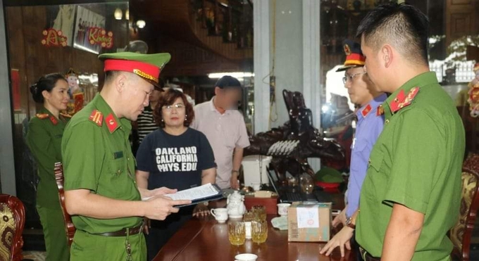 Cơ quan Công an thi hành lệnh bắt tạm giam bà Nguyễn Thị Hoan. Ảnh: CA.