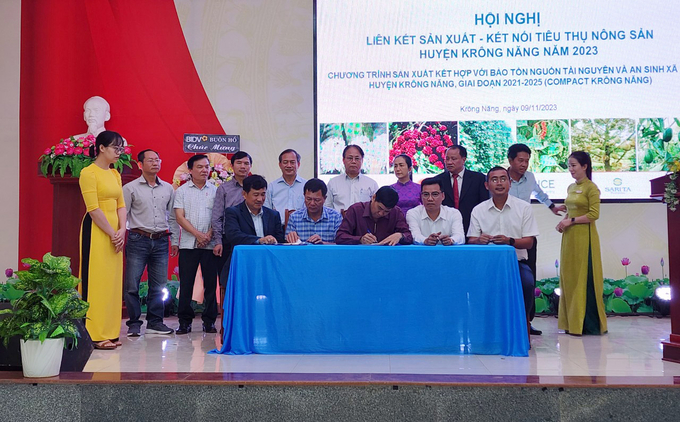 4 doanh nghiệp lớn ký kết thỏa thuận hợp tác với UBND huyện Krông Năng. Ảnh: Quang Yên.