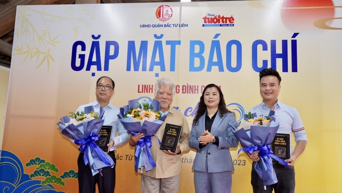 Phó Chủ tịch UBND quận Bắc Từ Liêm – bà Lê Thị Thu Hương tặng hoa cho các đơn vị, cá nhân đồng tổ chức.