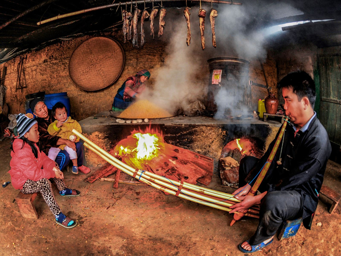 Nghệ thuật khèn của người Mông tại huyện Bắc Hà, tỉnh Lào Cai. Ảnh: Dương Toản. 
