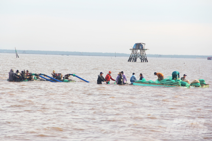 Máy bơm nước sục ngao giúp việc khai thác trở nên thuận lợi hơn. Ảnh: Trung Quân.