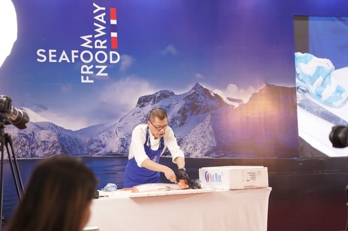 Famous Chef Jimmy Chok from Singapore gives culinary demonstrations, processing Norwegian salmon into attractive dishes. Photo: Hong Tham.