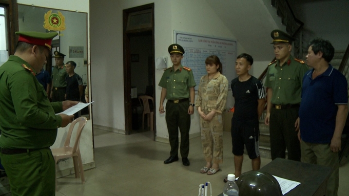Cơ quan điều tra Công an tỉnh Thừa Thiên - Huế đọc lệnh bắt đối tượng Trương Thị Thùy Trinh. Ảnh: CAH.