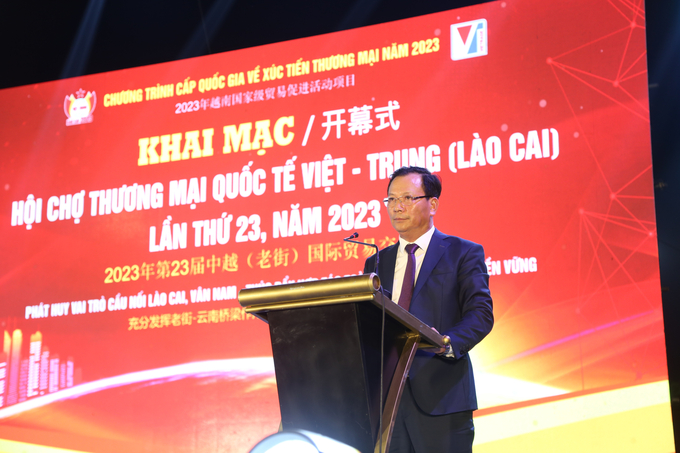 Phó Chủ tịch Thường trực UBND tỉnh Lào Cai Hoàng Quốc Khánh phát biểu khai mạc hội chợ. Ảnh: V.Linh.