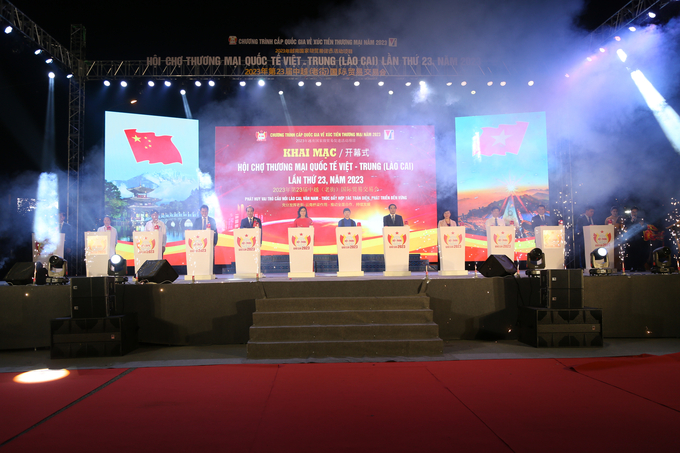 Các đại biểu nhấn nút khai mạc Hội chợ Thương mại quốc tế Việt - Trung lần thứ 23. Ảnh: V.Linh.