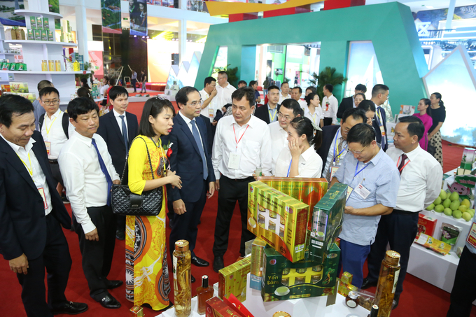 Các đại biểu tham quan các gian hàng tại Hội chợ Thương mại quốc tế Việt - Trung lần thứ 23. Ảnh: V.Linh.