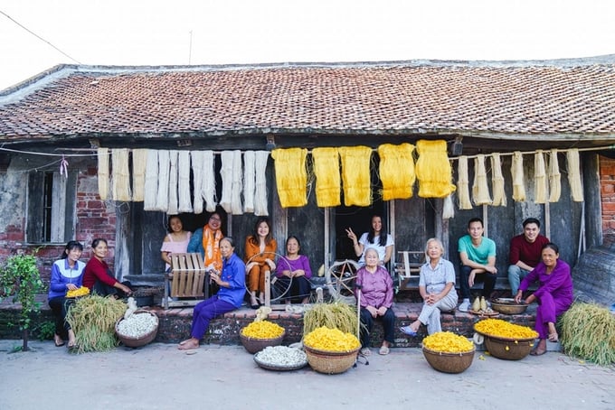 Người dân làng nghề dệt đũi tại xã Nam Cao, huyện Kiến Xương, Thái Bình phấn khởi khi nghề truyền thống phát triển. Ảnh: TL.