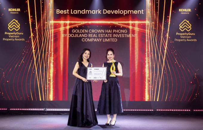Đại diện DOJILAND nhận giải thưởng Dự án biểu tượng xuất sắc nhất Việt Nam năm 2023 (Best Landmark Development).