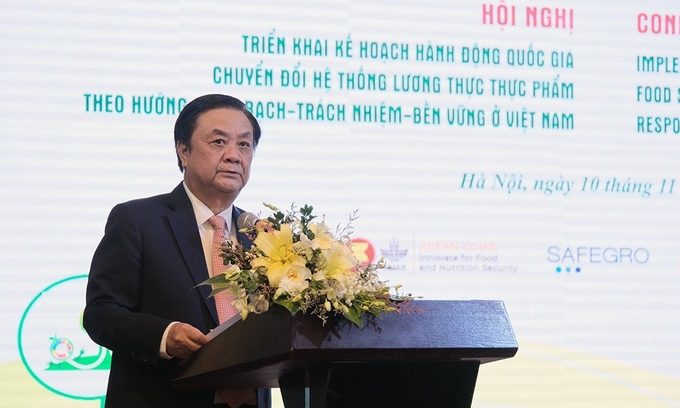 Minister Le Minh Hoan shared some initiatives on transforming the food processing system. Photo: Bao Thang.