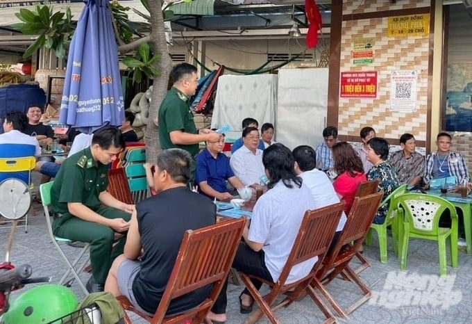 During each breakfast and coffee with fishermen held on weekends, authorities and local authorities integrate propaganda of the Fisheries Law and keep electronic diaries to help people understand more and apply them conveniently and effectively. Photo: MS.