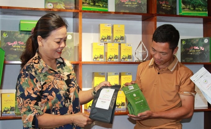 Bà Lâm Thị Kim Thoa, Giám đốc HTX Suối Giàng giới thiệu sản phầm trà của HTX. Ảnh: Thanh Tiến. 
