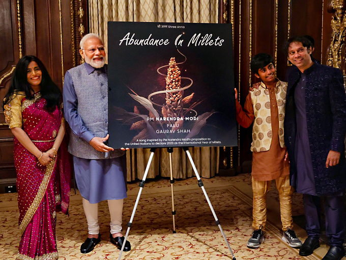 Thủ tướng Ấn Độ chụp ảnh cùng gia đình ca sĩ Falu và Gaurav Shah. Ảnh: X (Trước đây là Twitters).