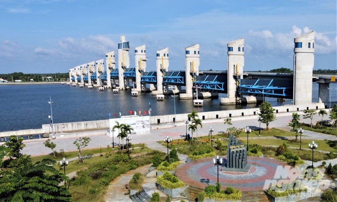 Operation of Cai Lon - Cai Be sluice brings much efficiency to the agricultural production of the Kien Giang people. Photo: D.T.Chanh.