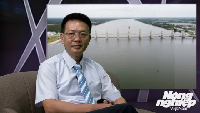 Associate Professor, Dr Nguyen Phu Quynh, Deputy Director of the Southern Institute of Water Resources Research affirms that the Cai Lon - Cai Be sewer system has been successful in controlling salinity. Photo: Ho Thao.