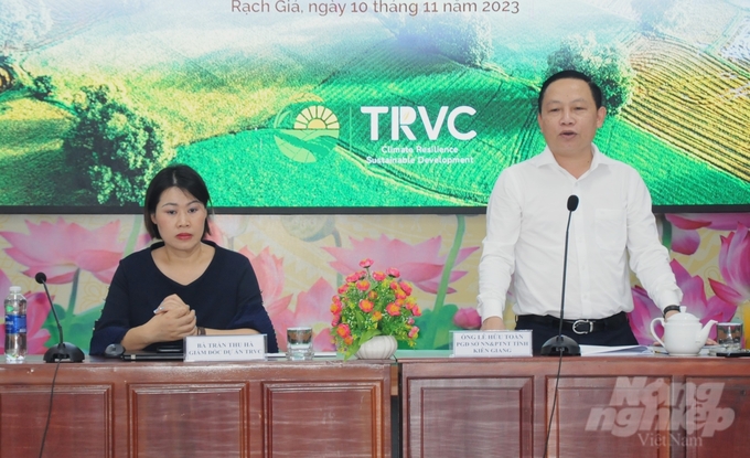 Bà Trần Thu Hà, Giám đốc Dự án TRVC và ông Lê Hữu Toàn, Phó Giám đốc Sở NN-PTNT tỉnh Kiên Giang đồng chủ trì hội nghị. Ảnh: Trung Chánh.