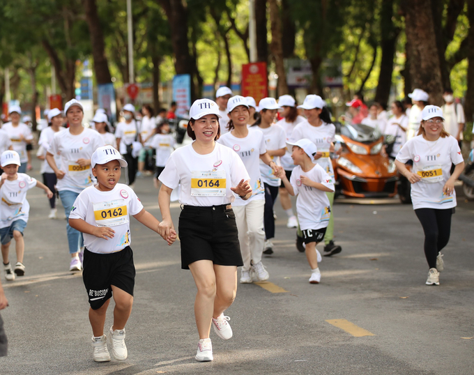 Đông đảo vận động viên là đại diện cho học sinh, sinh viên, giáo viên, phụ huynh học sinh tham gia.