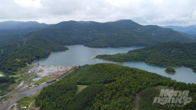 Hồ Yên Lập là hồ chứa nước ngọt lớn nhất của tỉnh Quảng Ninh với dung tích 127,5 triệu m3. Ảnh: Viết Cường